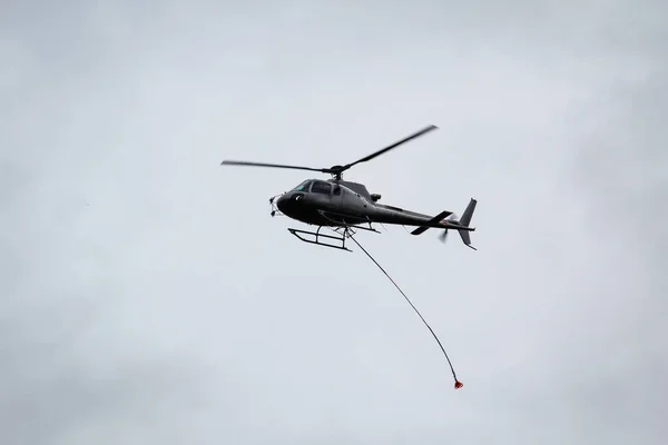 Helikopter Gökyüzünde Uçuyor — Stok fotoğraf