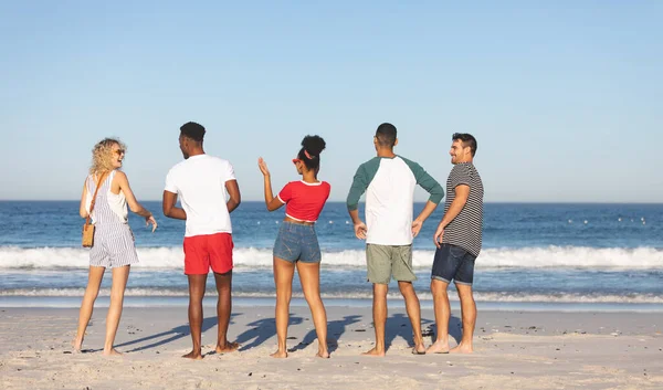 Vista Trasera Diversos Amigos Caminando Juntos Playa — Foto de Stock