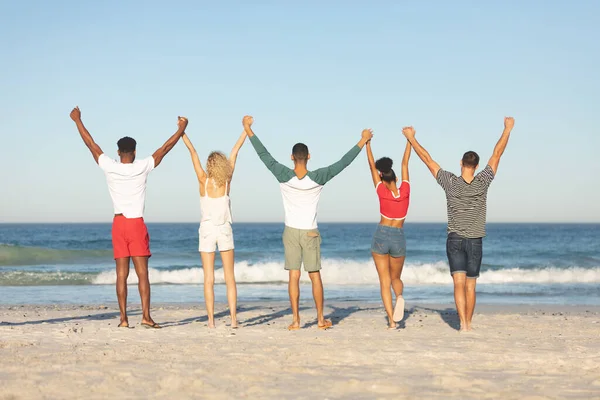 해변에서 서있는 다양한 친구들의 뒷모습 — 스톡 사진