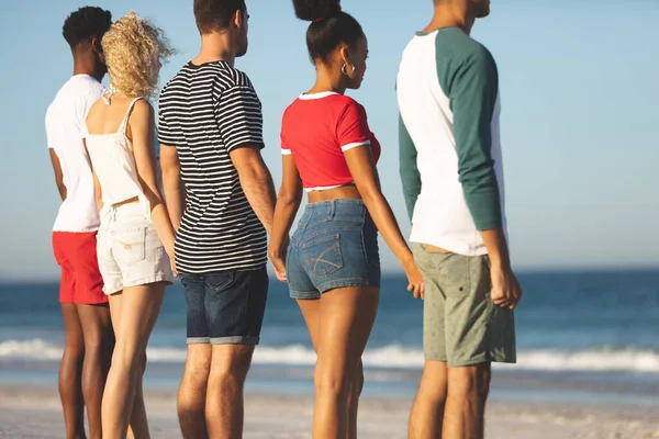 해변에서 서있는 다양한 친구의 측면보기 — 스톡 사진