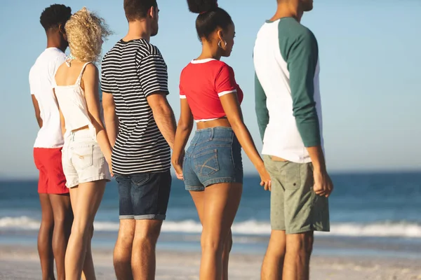 Oldalnézetből Különböző Barátok Állnak Együtt Kéz Kézben Strandon — Stock Fotó