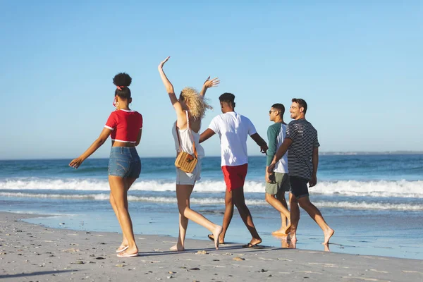 Visão Traseira Grupo Amigos Divertidos Felizes Andando Juntos Divertindo Praia — Fotografia de Stock