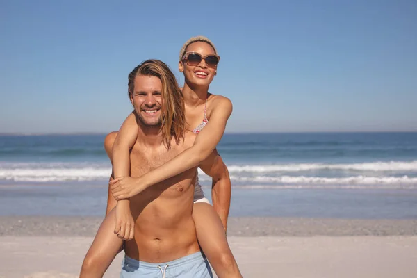 Front View Young Caucasian Man Giving Piggyback Ride Woman Beach — Stock Photo, Image