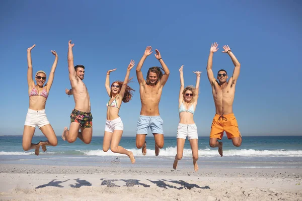 Vue Face Groupe Jeunes Amis Divers Sautant Ensemble Sur Plage — Photo