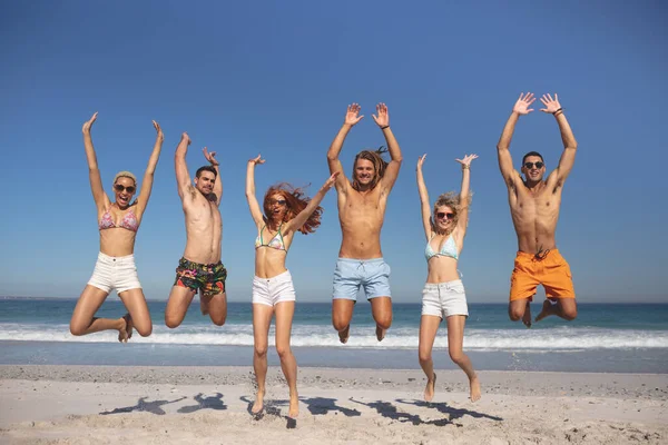 Vue Face Groupe Jeunes Amis Divers Sautant Ensemble Sur Plage — Photo