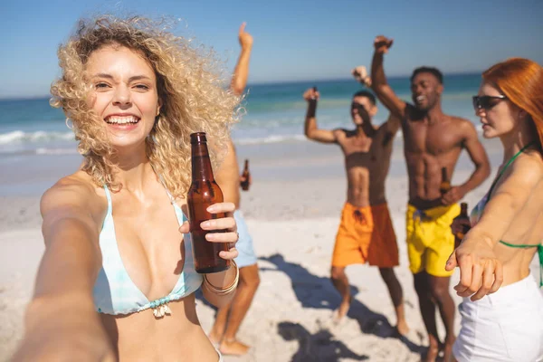 Front View Group Young Diverse Friends Having Fun Together Beach — Stock Photo, Image