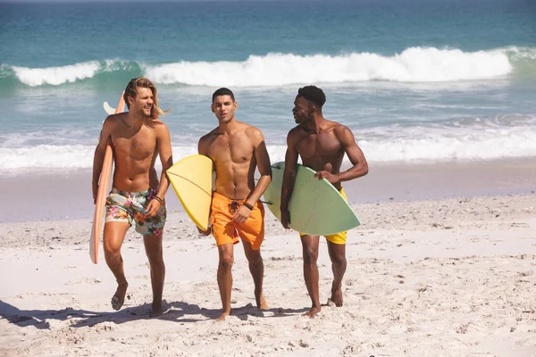 Vorderansicht Diverser Männlicher Freunde Die Mit Surfbrett Strand Spazieren Gehen — Stockfoto