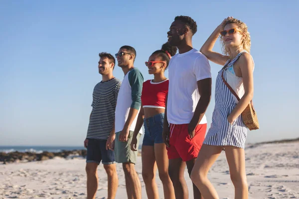 Oldalnézet Különböző Barátok Áll Együtt Strandon — Stock Fotó