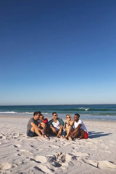 친구들이 해변에서 — 스톡 사진