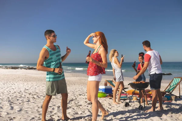 친구들 해변에서 맥주를 마시면서 즐겁게 — 스톡 사진
