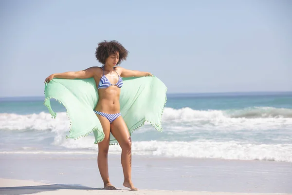 Вид Афро Американської Жінки Бікіні Шарфом Стоячи Пляжі — стокове фото