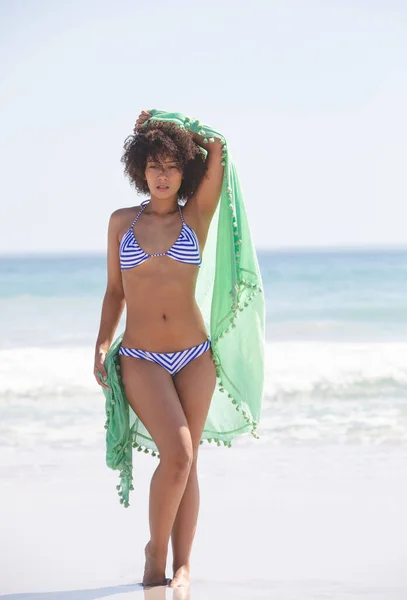 Vista Frontal Mulher Afro Americana Biquíni Com Cachecol Praia — Fotografia de Stock