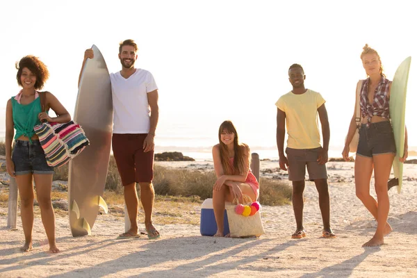 Widok Przodu Szczęśliwych Zróżnicowanych Przyjaciół Stojących Patrząc Kamerę Plaży Słoneczny — Zdjęcie stockowe