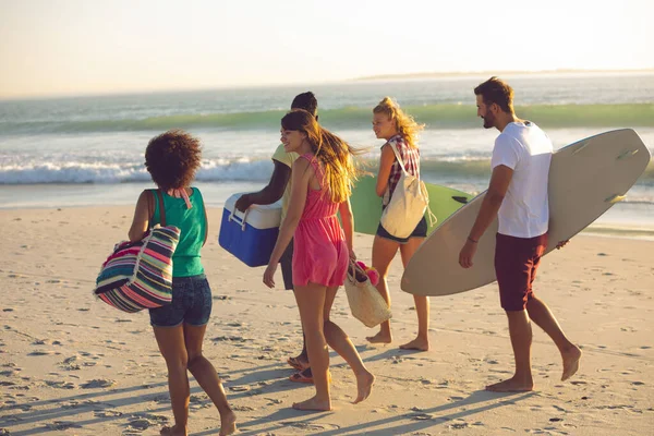 Widok Boku Młodej Grupy Różnorodnych Przyjaciół Chodzenie Razem Plaży Słoneczny — Zdjęcie stockowe