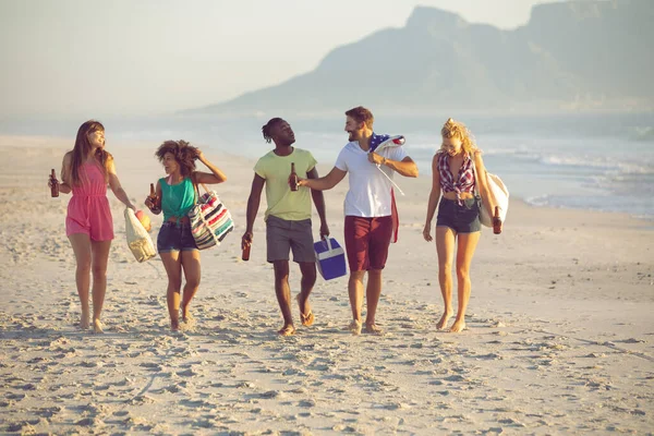 Widok Przodu Grupy Różnorodnych Przyjaciół Chodzenie Razem Plaży — Zdjęcie stockowe