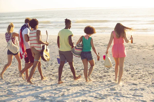 Вид Ззаду Групи Різноманітних Друзів Ходять Разом Пляжі — стокове фото