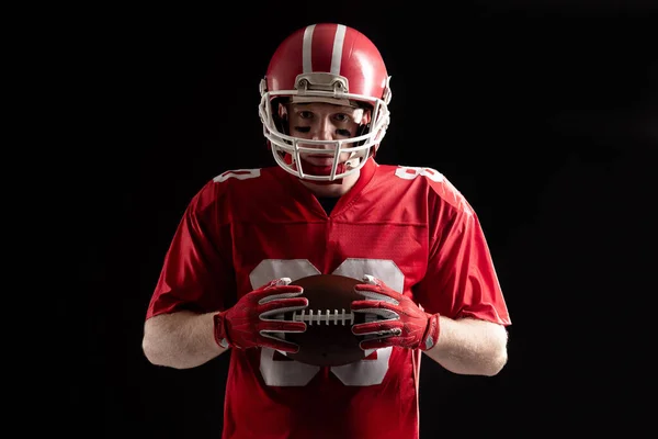 Retrato Jugador Fútbol Americano Confiado Con Casco Sobre Fondo Negro — Foto de Stock