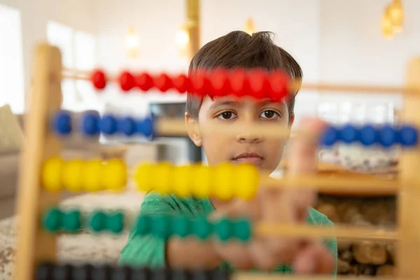 Közelkép Afro Amerikai Fiú Tanul Matematikát Abacus Egy Kényelmes Otthon — Stock Fotó