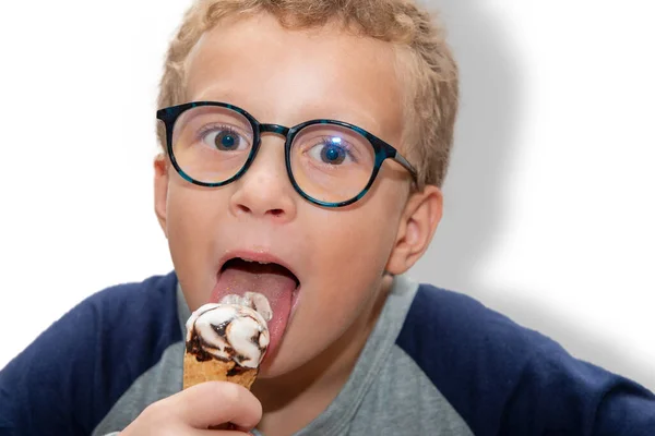 Petit Garçon Manger Crème Glacée — Photo