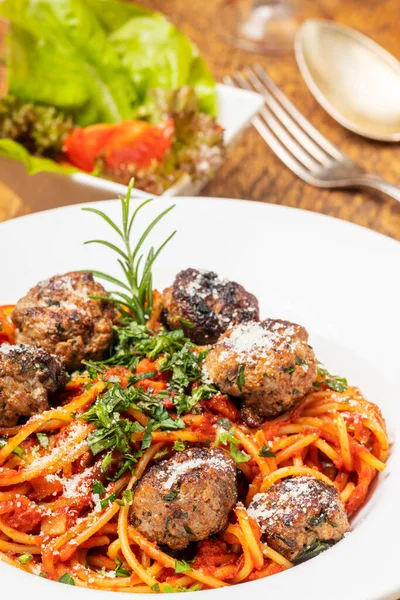 Espaguetis Con Bolas Carne Sobre Madera Oscura — Foto de Stock