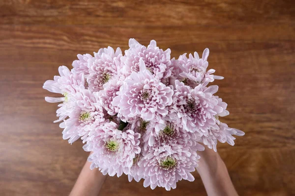 Vista Aérea Las Manos Femeninas Sosteniendo Ramo Flores Gerberas Rosadas — Foto de Stock