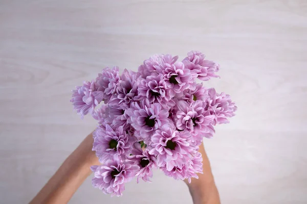 Blick Von Oben Auf Eine Frau Die Einen Strauß Rosa — Stockfoto