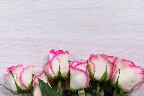 Ροζ Τριαντάφυλλα Ξύλινο Φόντο — Φωτογραφία Αρχείου