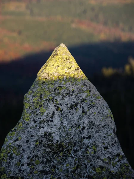 Πέτρινοι Βράχοι Σχηματίζονται Στα Βουνά — Φωτογραφία Αρχείου