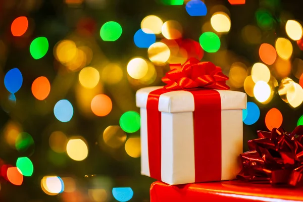 Cajas Regalo Con Cinta Lazo Sobre Fondo Luces Navideñas — Foto de Stock