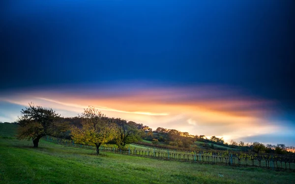 Puesta Sol Nubes Dramáticas Una Colina Llamada Goldberg Burgenland —  Fotos de Stock