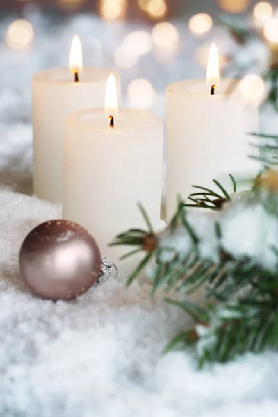 Trois Bougies Blanches Avent Décorées Dans Neige Avec Bokeh Doré — Photo