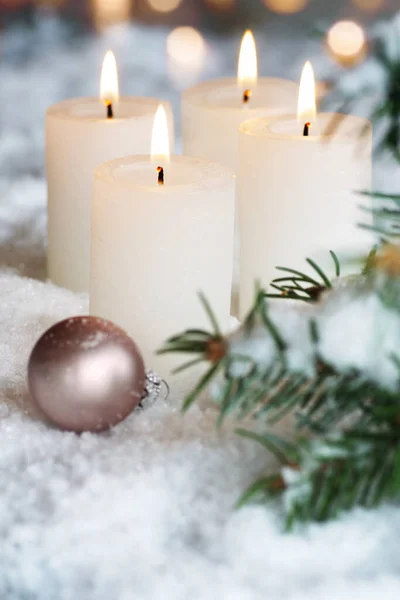 Cuatro Velas Blancas Adviento Decoradas Nieve Con Bokeh Dorado Festivo — Foto de Stock