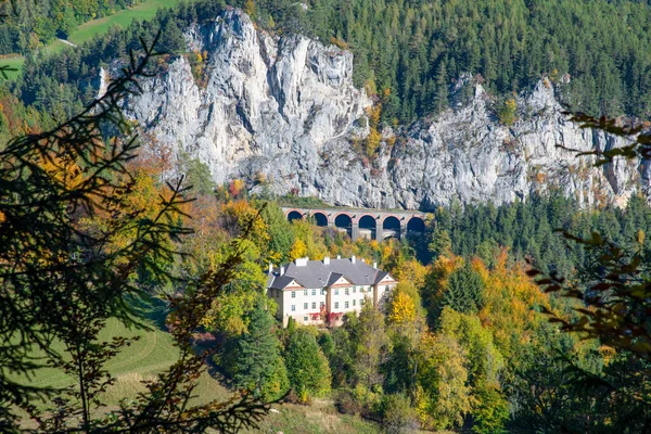 Stará Vila Zvlněným Lesem Viaduktem Semmeringovy Železnice Semmering Railway Nejstarší — Stock fotografie