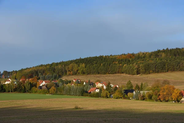 Piękny Krajobraz Dużą Wioską Górach — Zdjęcie stockowe