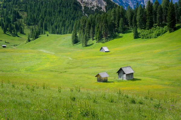 山の中に小さな村がある美しい風景 — ストック写真