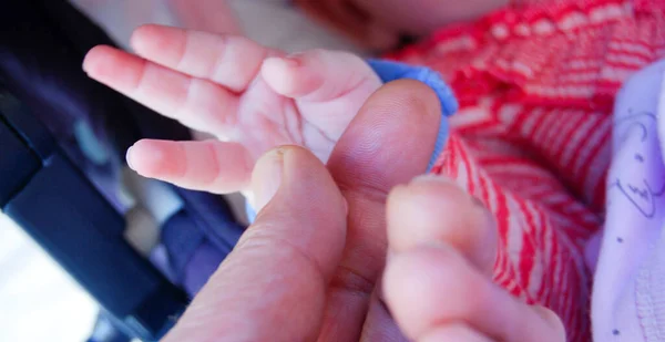 Close Van Een Baby Jongen Houden Van Een Pasgeboren Kind — Stockfoto