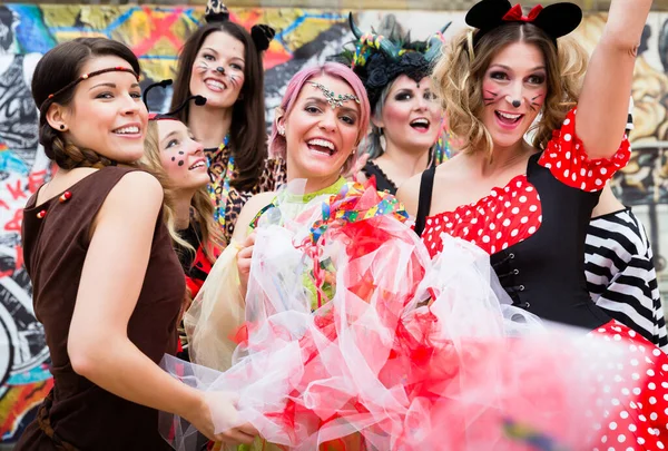 Grupo Mulheres Alegres Trajes Sexy Festa Carnaval — Fotografia de Stock