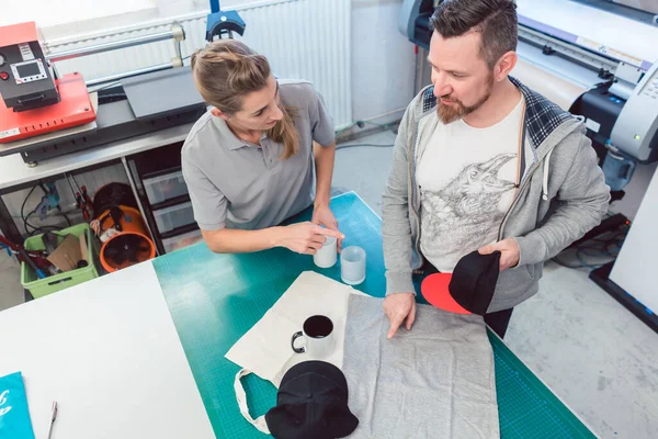 Uomo Donna Discutono Quali Articoli Promozionali Utilizzare Nel Brainstorming Creativo — Foto Stock