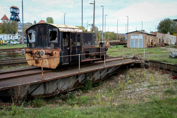 通常の鉄道線路の脇には焼失した狩猟用機関車がある — ストック写真