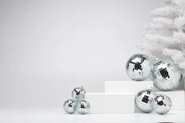 节庆作文 白色几何图形 圣诞树和镜像球隔离在白色背景与复制空间 用于广告设计 网页设计 圣诞及新年 — 图库照片