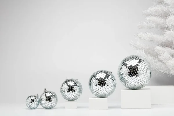 Slavnostní Kompozice Bílými Geometrickými Figurami Vánoční Jedlí Mirorr Míčky Izolované — Stock fotografie