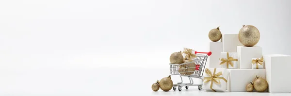 Shopping Vagn Presentförpackningar Och Juldekorationer Isolerad Vit Bakgrund Med Kopieringsutrymme — Stockfoto