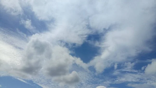 Afbeelding Van Wolken Lucht Met Interessante Vormen Kleuren Patronen — Stockfoto