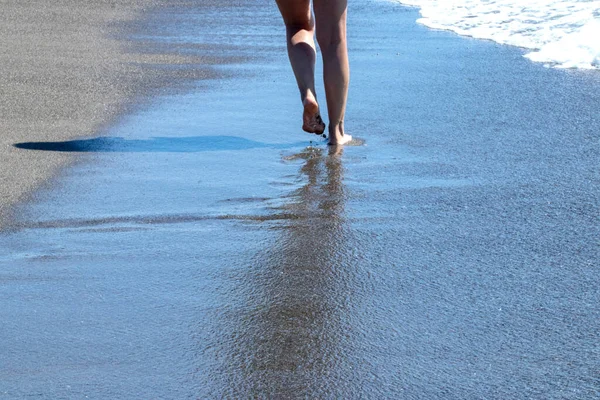 Uma Mulher Andar Praia Mulher Andando Com Pés Femininos Bronzeados — Fotografia de Stock