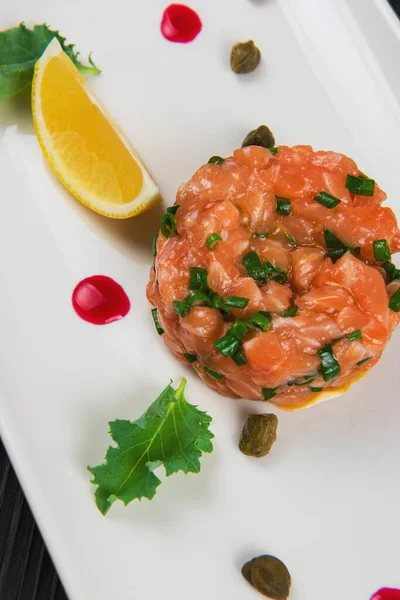 Salmon Tartare Dengan Tomat Dan Kemangi — Stok Foto
