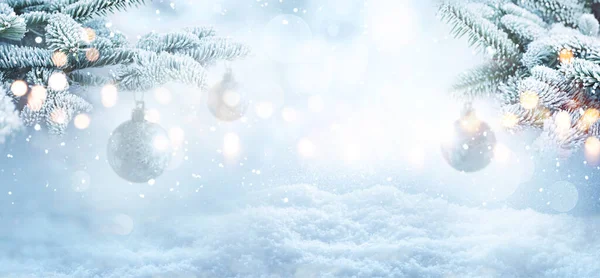 Концепция Рождества Пришествия Серебряные Шары Еловых Ветвях Зимнем Фоне Шаблон — стоковое фото
