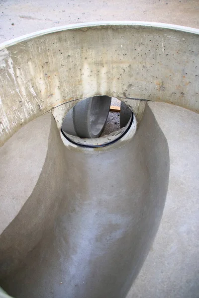 Yukarıdan Bir Kanalizasyon Deliğine Bak — Stok fotoğraf