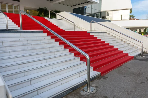 Alfombra Roja Con Escaleras Escalera —  Fotos de Stock