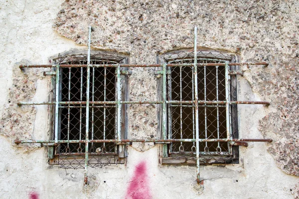 旧刑務所の窓 ソ連軍守備隊の拘置所 — ストック写真