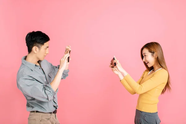 快乐的年轻夫妇用智能手机拍照 — 图库照片